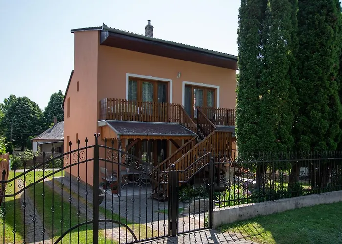 Akacfa 13 Apartman
